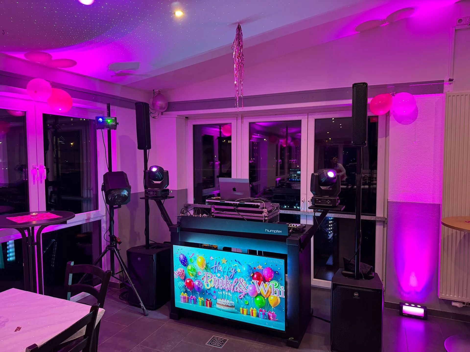 DJ Tisch mit Ton- und Lichttechnik